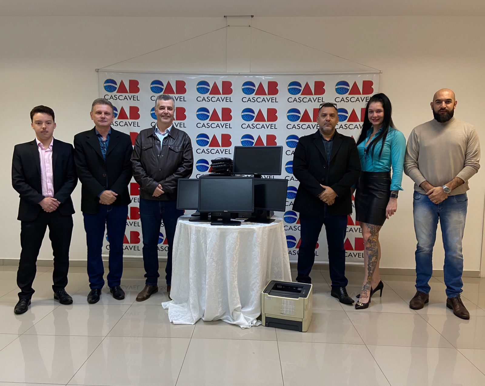 OAB Cascavel doa computadores a advogados que atuam na PETBC